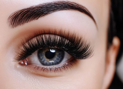 Photo of a woman's Lashiqué Signature Full Set lashes