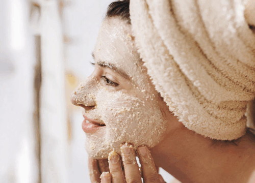 Skincare illustration explaining exfoliating in winter, showing gentle exfoliation and hydration to prevent dryness and barrier damage in cold weather.